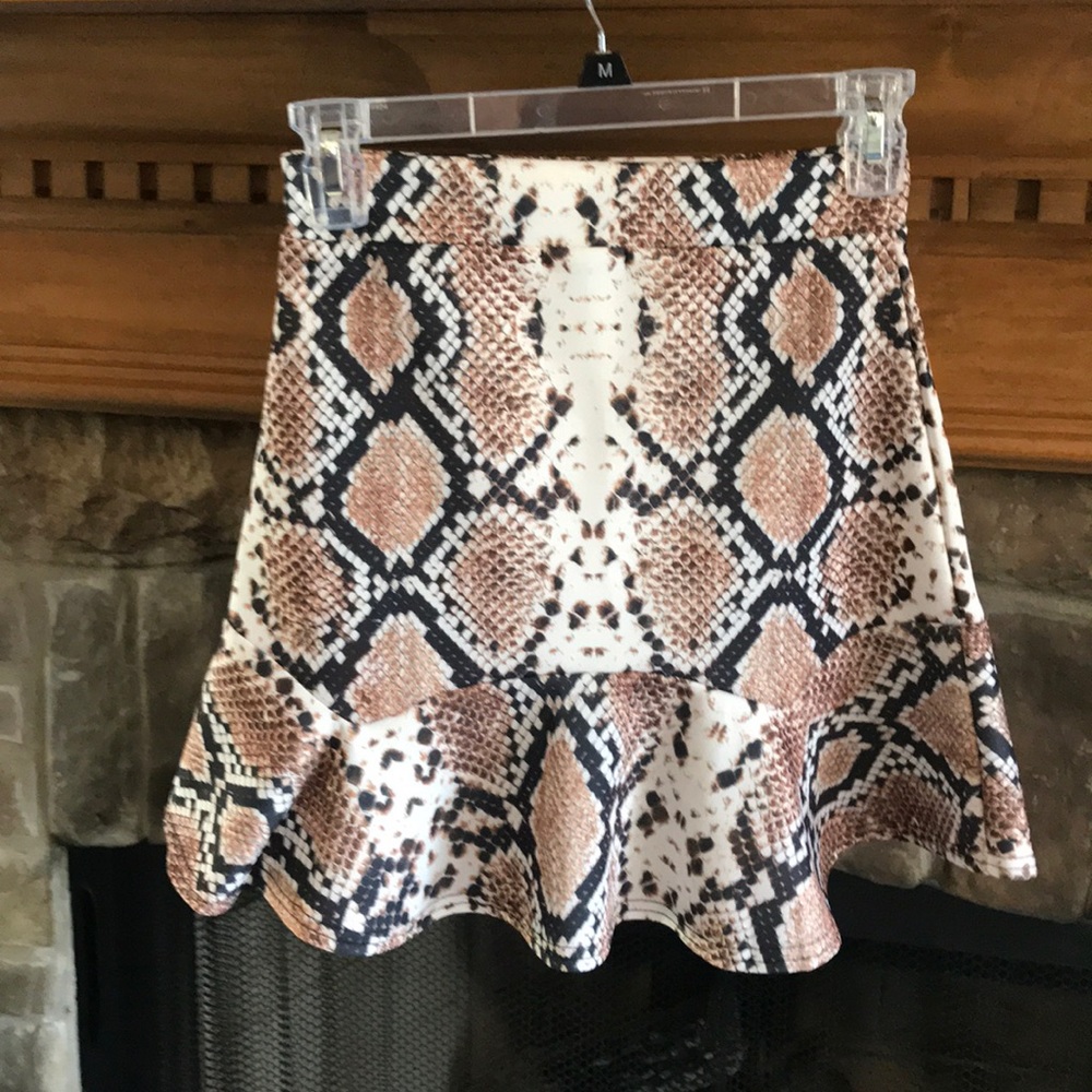 Snack skin print skirt